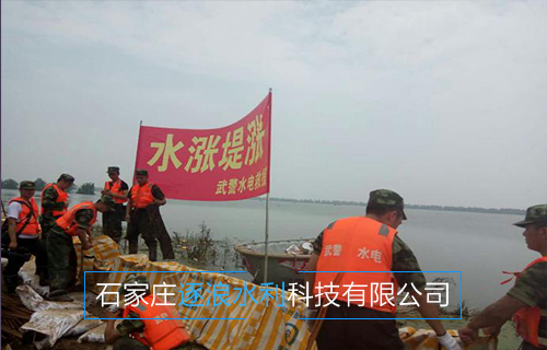河北沿海地區(qū)，現(xiàn)場(chǎng)為堵水墻建設(shè)工作進(jìn)行中