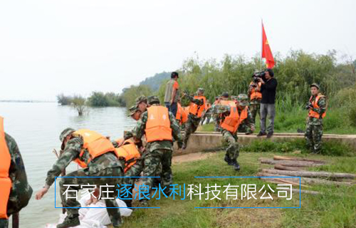 河南黃河沿岸地帶，利用防汛沙袋進(jìn)行擋水工作