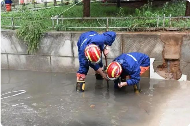 麒麟?yún)^(qū)遭暴雨突襲|部分道路積水嚴(yán)重，消防緊急排澇解憂